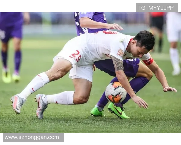 深圳足球队逆袭之路揭秘：从低谷到巅峰的奋斗与荣耀